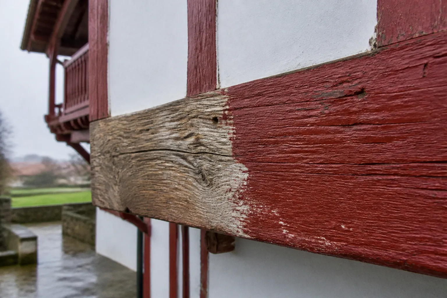 Colombages basques : étapes pour restaurer leur couleur