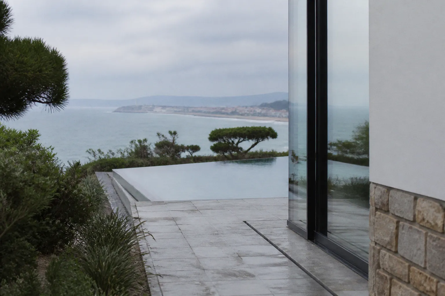 Location de villas de luxe : pourquoi le marché basque défie la tendance nationale
