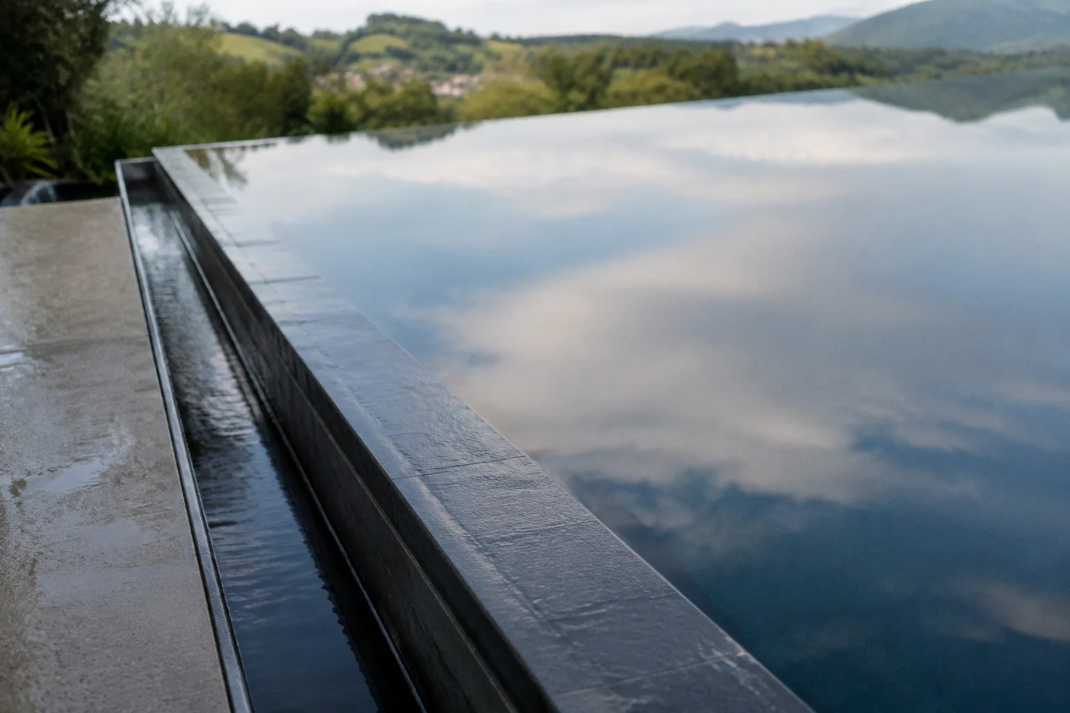 Piscine miroir au Pays Basque : les prérequis avant travaux